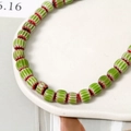 Détail de perles en céramique colorées avec rayures millefiori pour la création de bijoux - Vert clair