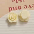 Makro-Detail von cremefarbenen Harzrosenblüten für DIY-Schmuck und Bastelarbeiten - Beige
