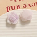 Detail von lila matten Rosenharzanhängern mit feiner Textur für DIY Schmuckdesign - Lila