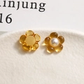 Vue macro détaillée de breloques fleurs en résine ambrée avec perles sur un plateau blanc - Orange Foncé