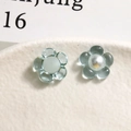 Vue macro de pétales de fleurs en résine bleu clair avec centre en perles sur plateau - Petit Bleu Clair