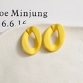Vue détaillée de boucles d'oreilles ovales jaune mat sur une assiette blanche épurée - Jaune Clair Mat (4)