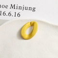 Détail d'un maillon ovale jaune mat pour bijoux DIY sur une assiette en porcelaine - Jaune Citron Mat (5)