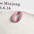 Gros plan d'un anneau ovale mat violet sur plateau en céramique pour création bijoux - Rose Violet Mat (6)