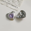Détail macro du pendentif cœur en strass violet avec dos en métal argenté texturé - Style Solide Type 2 (2 Argent Strass Violet) / Argent