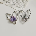 Détail macro de pendentifs cœur en alliage argenté avec cristaux violets et texture métal - Style Creux (Argent Creux Strass Violet)