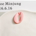 Gros plan sur un accessoire de bijoux ovale rose mat dans un plateau blanc texturé - Rose Clair Mat (9)