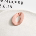 Vue macro d'un anneau ouvert ovale rose mat pour bijoux DIY sur plateau blanc - Rose Nude Mat (10)