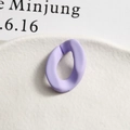 Gros plan d'une boucle ovale en résine violette mate matériau bricolage sur plateau blanc - Violet Clair Mat (12)