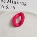 Gros plan d'un accessoire ovale fuchsia mat pour bijoux DIY sur un plateau blanc - Rose Pourpre Mat (16)