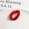 Vue détaillée d'un maillon ovale rouge mat pour la création de bijoux et boucles - Rouge Vif Mat (18)