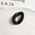 Vue macro d'un anneau ovale noir mat pour la création de bijoux DIY avec texture dépolie - Noir Mat (1 Pièce, N° 1)