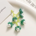 Détail de boucles d'oreilles muguet fait main avec cristaux verts et perles blanches - Vert