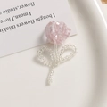 Nahaufnahme einer handgefertigten Tulpenbrosche auf weißem Teller mit weichem Licht - Tulpenform (Rosa)