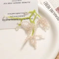 Detailaufnahme handgefertigter Maiglöckchen Ohrringe mit rosa und weißen Kristallperlen - Hellrosa