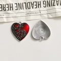 Dettaglio macro di ciondoli a cuore con smalto rosso e motivi argentati stile vintage - Stile Nero Rosso (L03-3-16)
