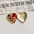 Dettaglio macro di ciondoli a cuore in smalto con rilievo barocco e trama in metallo dorato - Stile Rosso Oro (L03-3-16)