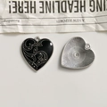 Dettaglio del ciondolo a cuore in lega con smalto nero e trama a vite argento - Stile Nero Argento (L03-3-16)