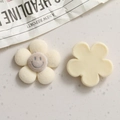 Dettaglio di toppe in resina a fiori gialli con faccina per accessori fai da te - Fiore a 5 Petali Bianco Crema / Bianco Sporco
