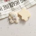 Dettaglio di orsetti floccati e fiori in resina per decorazioni fai-da-te - Bianco Sporco Orso