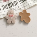 Macro di ciondoli in resina a forma di pan di zenzero per gioielli e accessori fai-da-te - Omino Gingerbread con Fiocco Rosso