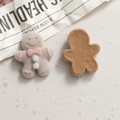 Vista macro dettagliata del fronte e del retro di un ciondolo a forma di omino di pan di zenzero - Omino di Pan di Zenzero con Bottoni