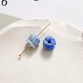 Detail von Maiglöckchen-Keramikperlen in Blau mit goldenen Nadeln für DIY-Schmuck - Königsblau (86#)