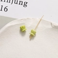 Makro-Detail von 6 mm hellgrünen Maiglöckchen-Perlen für DIY-Schmuckherstellung - Grün