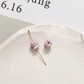 Nahaufnahme der 6mm lavendelfarbenen Maiglöckchen-Perle mit goldener T-Stift-Halterung - Lavendel