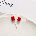 Makroaufnahme der 6mm roten Tulpenblüten-Anhänger auf Keramikschale für DIY-Schmuck - Rot