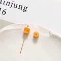 Makroaufnahme von Maiglöckchen-Anhänger und Perle aus Harz für DIY-Schmuck in Orange - Orange