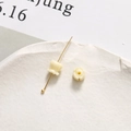Makroaufnahme von 6mm Maiglöckchen-Perlen mit Goldnadel für DIY-Schmuckherstellung - Milchweiß
