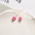 Makro-Detail von 6mm Maiglöckchen-Anhänger aus rosa Harz mit goldenem Metall-Stift - Fuchsia