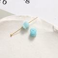 Detail von 6 mm hellblauen Maiglöckchen-Harzanhängern an goldenen Metallnadeln für DIY-Schmuck - Hellblau