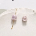 Detail von fliederfarbenen Maiglöckchenperlen für DIY-Schmuck mit Lochstruktur - Batik-Lila (95#)