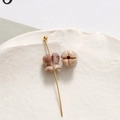 Nahaufnahme von Maiglöckchen-Anhänger aus Harz und gravierter Perle für DIY-Schmuck - Schokoladenbraun