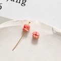 Nahaufnahme der rosa 6mm Maiglöckchen Harzperlen für DIY Schmuckherstellung und Basteln - Knallpink