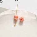 Makro-Detail des rosa Maiglöckchen-Anhängers mit goldenem Stift für DIY-Schmuckherstellung - Rosa