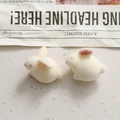 Simpatici coniglietti 3D floccati bianco crema accessori in resina per gioielli e capelli - Left-facing Rabbit