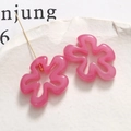 Nahaufnahme rosa Kunstharz-Hohlblumen-Anhänger mit Metallstift für DIY-Ohrringe - Fuchsia