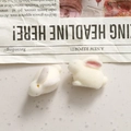 Mini figurine di coniglietto bianco floccato 3D per gioielli e accessori per capelli - Looking-up Rabbit