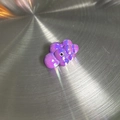 Macro d'une breloque nuage irisée violette avec finition AB pour la création de bijoux - Aurore AB Violet