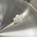 Détail de la breloque nuage blanc nacré avec trou pour la création de bijoux DIY - Blanc Pailleté Nacré