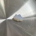 Détail d'une breloque en acrylique translucide irisé en forme de nuage sur métal - Aurore AB Blanc Semi-transparent