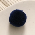 Dettaglio di un pompon di lana blu scuro per gioielli fai-da-te e accessori creativi - Blu Nero