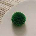 Detail macro-opname van donkergroene gebreide garen pompon voor DIY handwerk - Donkergroen