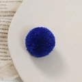 Gedetailleerde macro-opname van een donkerblauwe pluizige pompon voor creatieve DIY-projecten - Donkerblauw