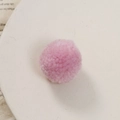 Close-up van een zachte roze pompon voor doe-het-zelf sieraden en creatieve projecten - Zacht Roze