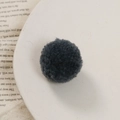 Gedetailleerd zicht op een donkergrijze pluizige pompon voor DIY-handwerk - donkergrijs
