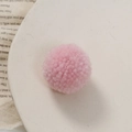 Detailopname van een roze pomponbal voor DIY-sieraden en handgemaakte accessoires - Perzikroze